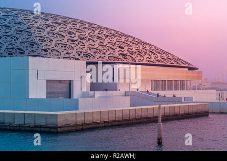 Abu Dhabi, Emirati Arabi Uniti, 7 ottobre 2018: il museo del Louvre Abu Dhabi nella luce della sera.. Foto Stock