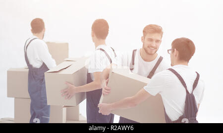 Foto di lavoratori che passano ogni altre caselle quando cappelli mobili. Foto Stock