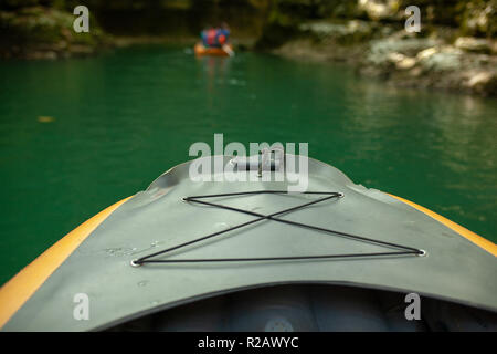 Il kayak sul fiume. gruppo di persone in una barca che naviga lungo il fiume. I rematori con remi in canoa. Rafting su un kayak. Tempo libero Foto Stock