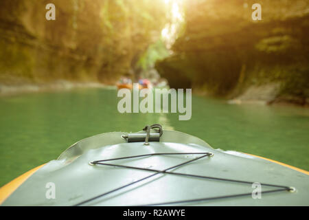 Il kayak sul fiume. gruppo di persone in una barca che naviga lungo il fiume. I rematori con remi in canoa. Rafting su un kayak. Tempo libero Foto Stock