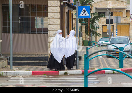 4 dicembre 2018 giovani arabi Drusi donne islamiche in piena abito in una comunità araba in alture del Golan in Israele. Foto Stock