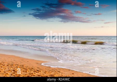 Spiaggia e insolite formazioni di roccia, Praia da Falesia, spiaggia di Falesia, Algarve, PORTOGALLO Foto Stock