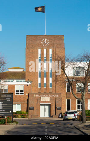 Davanti la facciata esterna di Hampton scuola con battenti bandiera. Si tratta di un giorno indipendenti scuola per ragazzi in Hampton, Londra. Regno Unito. (103) Foto Stock