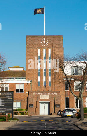 Davanti la facciata esterna di Hampton scuola con battenti bandiera. Si tratta di un giorno indipendenti scuola per ragazzi in Hampton, Londra. Regno Unito. (103) Foto Stock