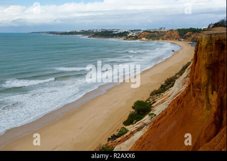 Spiaggia e insolite formazioni di roccia, Praia da Falesia, spiaggia di Falesia, Algarve, PORTOGALLO Foto Stock