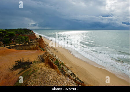 Spiaggia e insolite formazioni di roccia, Praia da Falesia, spiaggia di Falesia, Algarve, PORTOGALLO Foto Stock