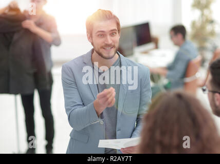Il successo del team di progettisti che lavorano in ufficio. Foto Stock