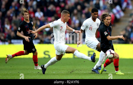 L'Inghilterra del Ross Barkley (sinistra) e Marcus Rashford (centro) battaglia per la palla con la Croazia di Luka Modric (a destra) durante la UEFA lega delle nazioni, gruppo A4 corrisponde allo stadio di Wembley, Londra. Foto Stock