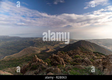 Una scena atmosferica nelle montagne di Estepona. Foto Stock