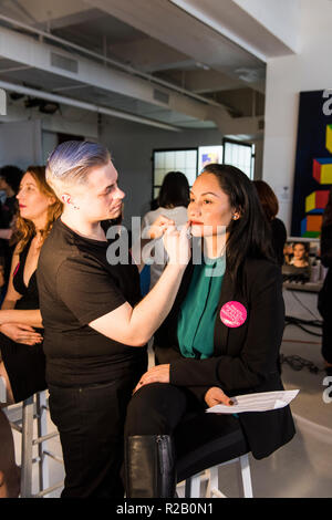 New York City, NY, Stati Uniti d'America - 13 Febbraio 2017 : Le donne nel marzo del Copresidente e attivista Carmen Perez avente il trucco fatto dietro le quinte della Settimana della Moda di New York Foto Stock