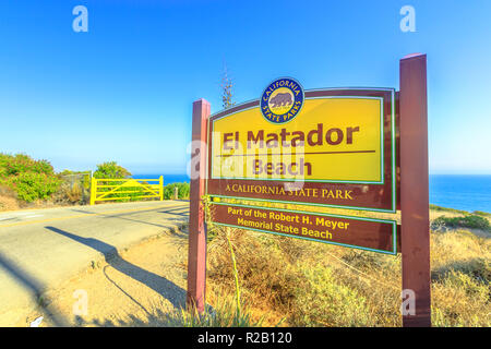 Malibu, California, Stati Uniti - 7 Agosto 2018: El Matador Beach ingresso firmare una spiaggia molto popolare in California State Parks sul Pacifico. El Matador è la più fotografata Malibu Beach. Spazio di copia Foto Stock