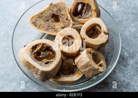 Materie Round ossa di vitello da brodo brodo nel recipiente di vetro. Prodotto organico. Foto Stock