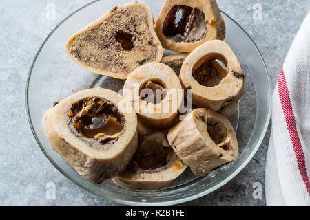 Materie Round ossa di vitello da brodo brodo nel recipiente di vetro. Prodotto organico. Foto Stock