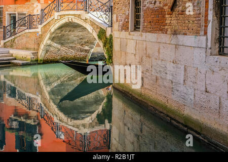 Riflessi nell'acqua in un pomeriggio soleggiato Foto Stock