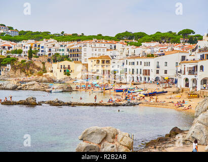 Turisti che si godono una tintarella in Platja de les Barques e Platja d'En Calau, due spiagge di Calella de Palafrugell, Girona, Costa Brava, Spagna. Foto Stock