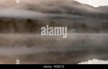 Autunno nebbiosa mattina a Derwentwater nel distretto del lago, Cumbria Inghilterra REGNO UNITO Foto Stock