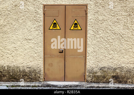 Tensione alta porta . segno zona di pericolo sulla cabina elettrica Foto Stock