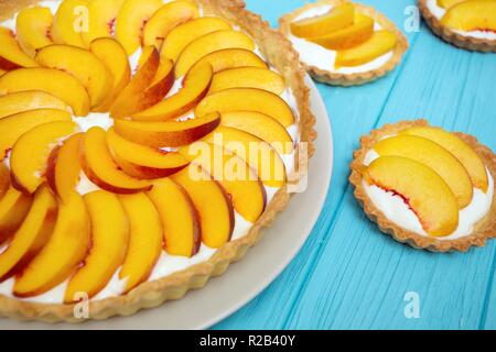 Deliziosa, utile e bella canapes con pesca Foto Stock