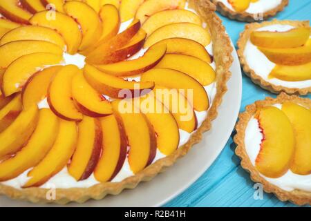 Deliziosa, utile e bella canapes con pesca Foto Stock