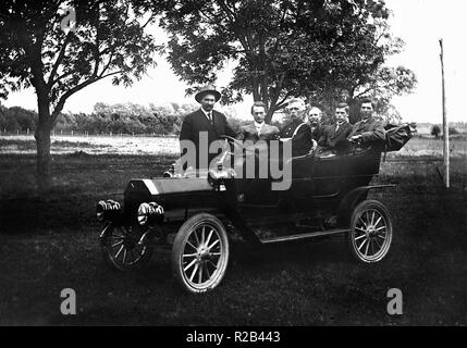 Tutti i ragazzi sono pronti a fare un giro nel loro nuovo, moderno, periodo automobile, ca. 1910. Foto Stock