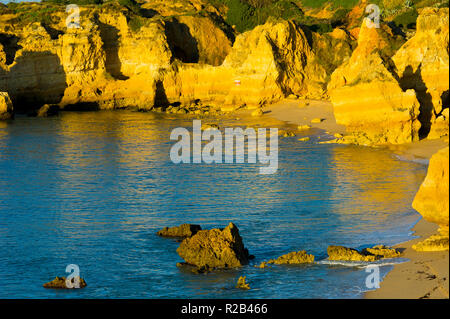 Insolite formazioni di roccia, Praia Sao Rafael, Sao Rafael beach, Algarve, PORTOGALLO Foto Stock