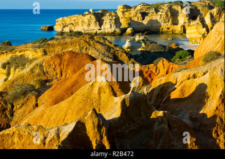 Insolite formazioni di roccia, Praia Sao Rafael, Sao Rafael beach, Algarve, PORTOGALLO Foto Stock