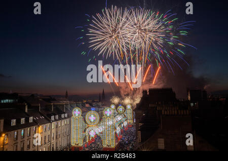 Fuochi d'artificio sono impostate su off al di sopra di Edimburgo di George Street per contrassegnare l'inizio della capitale la stagione festiva. Foto Stock