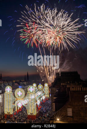 Fuochi d'artificio sono impostate su off al di sopra di Edimburgo di George Street per contrassegnare l'inizio della capitale la stagione festiva. Foto Stock