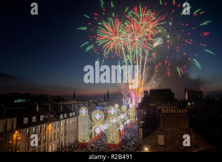 Fuochi d'artificio sono impostate su off al di sopra di Edimburgo di George Street per contrassegnare l'inizio della capitale la stagione festiva. Foto Stock