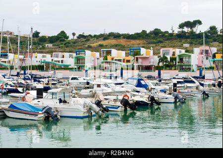 Barche e yacht, gli edifici colorati, Marina di Albufeira, Algarve, PORTOGALLO Foto Stock