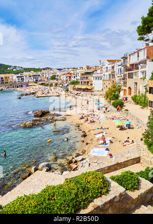 Turisti che si godono una tintarella in Platja del Canadell, la grande spiaggia di Calella de Palafrugell, Girona Costa Brava Catalogna. Foto Stock