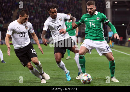 In Irlanda del Nord la Stuart Dallas (sinistra) battaglie per la sfera con dell'Austria Valentino Lazaro (centro) e Stefan Lainer durante la UEFA lega delle nazioni, gruppo B3 corrispondono al Windsor Park di Belfast. Foto Stock