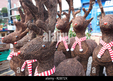 Xmas Natale decorazioni giardino per la vendita al mercato all'aperto dicembre 2018 nel Regno Unito Foto Stock