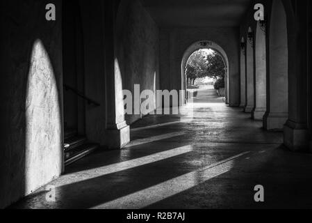 Balboa Park, San Diego, California, USA. La passerella illuminata dalla mattina presto luce. Foto Stock