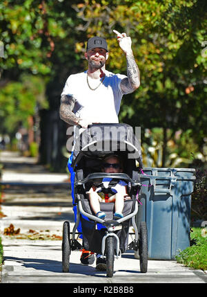 Un visibilmente agitato Adam Levine lampeggia il suo dito medio per la telecamera durante una passeggiata con la figlia rosa polveroso con: Adam Levine, rosa polveroso Levine dove: Los Angeles, California, Stati Uniti quando: 18 Ott 2018 Credit: WENN.com Foto Stock