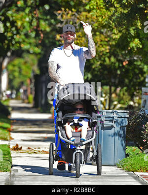 Un visibilmente agitato Adam Levine lampeggia il suo dito medio per la telecamera durante una passeggiata con la figlia rosa polveroso con: Adam Levine, rosa polveroso Levine dove: Los Angeles, California, Stati Uniti quando: 18 Ott 2018 Credit: WENN.com Foto Stock