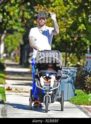 Un visibilmente agitato Adam Levine lampeggia il suo dito medio per la telecamera durante una passeggiata con la figlia rosa polveroso con: Adam Levine dove: Los Angeles, California, Stati Uniti quando: 18 Ott 2018 Credit: WENN.com Foto Stock