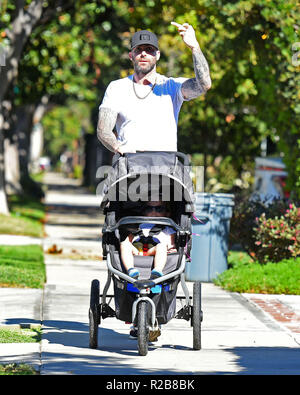 Un visibilmente agitato Adam Levine lampeggia il suo dito medio per la telecamera durante una passeggiata con la figlia rosa polveroso con: Adam Levine, rosa polveroso Levine dove: Los Angeles, California, Stati Uniti quando: 18 Ott 2018 Credit: WENN.com Foto Stock