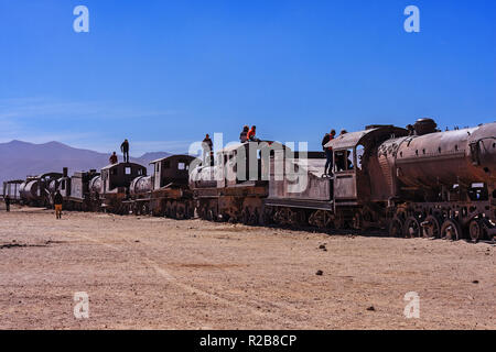 Antico treno alla stazione cimitero in Salar de Uyuni(Uyuni distesa di sale) Bolivia Foto Stock