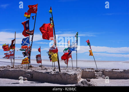 Bandiere internazionali sul Salar de Uyuni( Uyuni saline) , Bolivia, Sud America Foto Stock