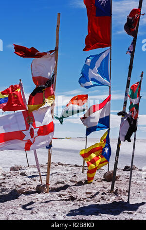 Bandiere internazionali sul Salar de Uyuni( Uyuni saline) , Bolivia, Sud America Foto Stock