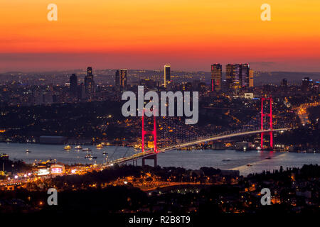 Luglio 15, Ponte sul Bosforo di notte dalla Camlica Hill, Istanbul, Turchia. Foto Stock