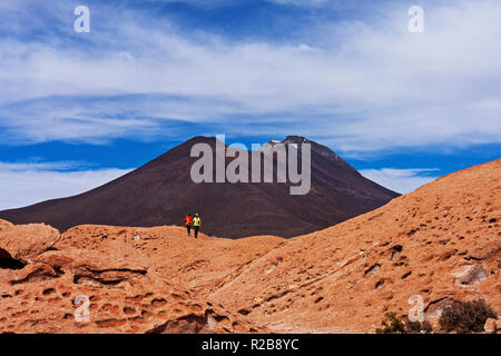 Due passeggiate turistiche sulla lava formazioni rocciose presso il Mirador Volcan Ollague Foto Stock