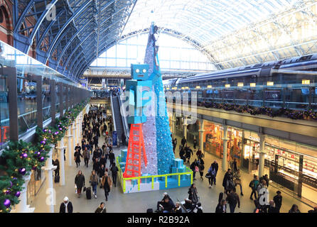 Il Tiffany & Co robot dell albero di Natale decorato a St Pancras International train station, a Londra, Regno Unito Foto Stock