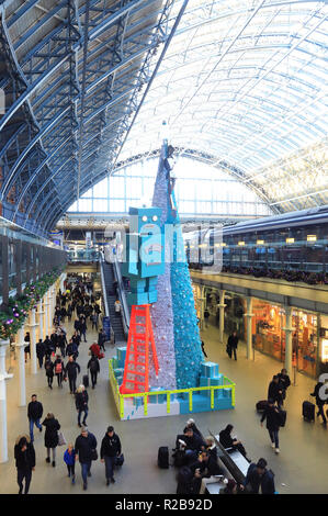 Il Tiffany & Co robot dell albero di Natale decorato a St Pancras International train station, a Londra, Regno Unito Foto Stock