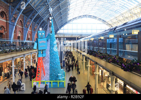 Il Tiffany & Co robot dell albero di Natale decorato a St Pancras International train station, a Londra, Regno Unito Foto Stock