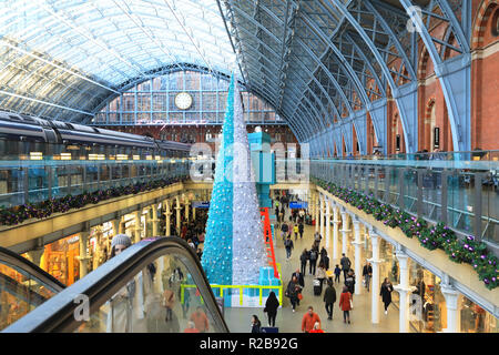 Il Tiffany & Co robot dell albero di Natale decorato a St Pancras International train station, a Londra, Regno Unito Foto Stock