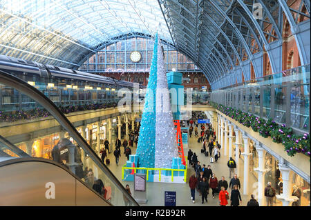 Il Tiffany & Co robot dell albero di Natale decorato a St Pancras International train station, a Londra, Regno Unito Foto Stock