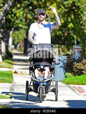 Un visibilmente agitato Adam Levine lampeggia il suo dito medio per la telecamera durante una passeggiata con la figlia rosa polveroso con: Adam Levine, rosa polveroso Levine dove: Los Angeles, California, Stati Uniti quando: 18 Ott 2018 Credit: WENN.com Foto Stock