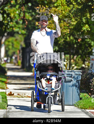 Un visibilmente agitato Adam Levine lampeggia il suo dito medio per la telecamera durante una passeggiata con la figlia rosa polveroso con: Adam Levine, rosa polveroso Levine dove: Los Angeles, California, Stati Uniti quando: 18 Ott 2018 Credit: WENN.com Foto Stock